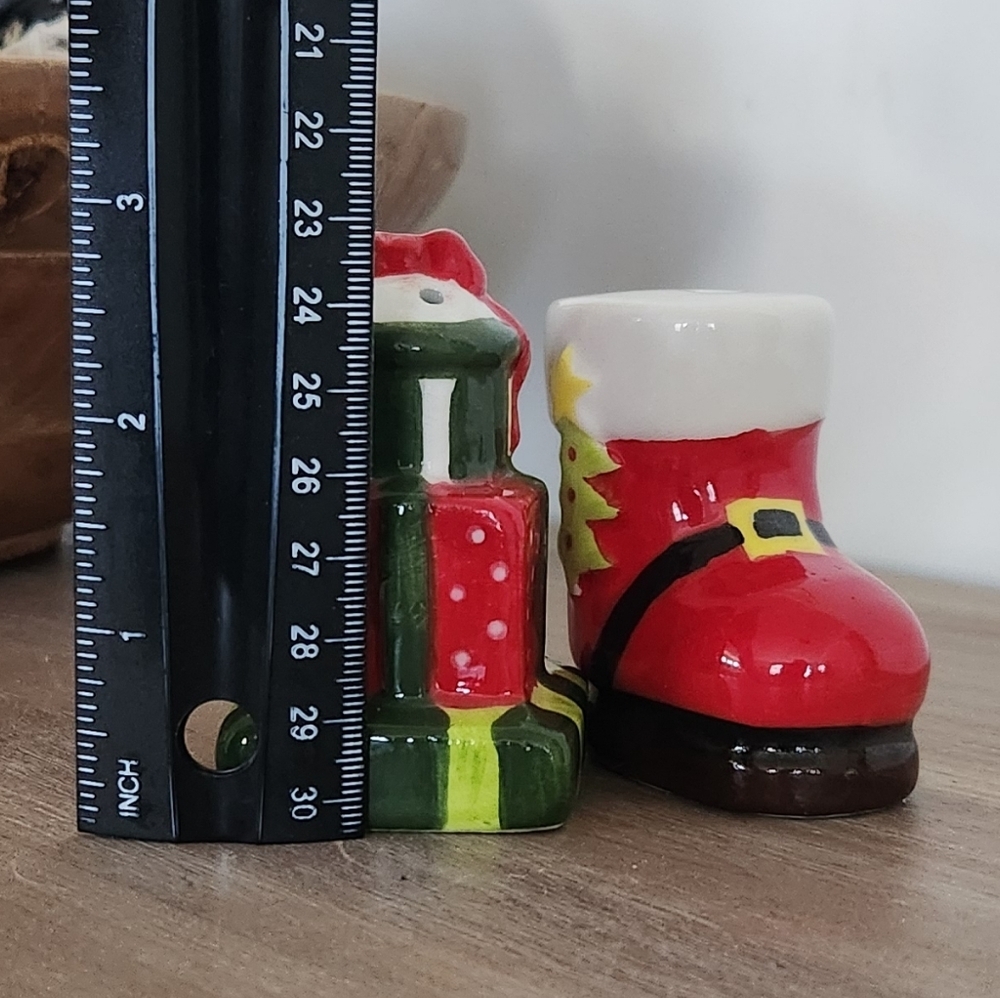 Christmas Ceramic Salt & Pepper Shakers - Santa Boot & Gifts 🎁 NWT - Picture 12 of 12